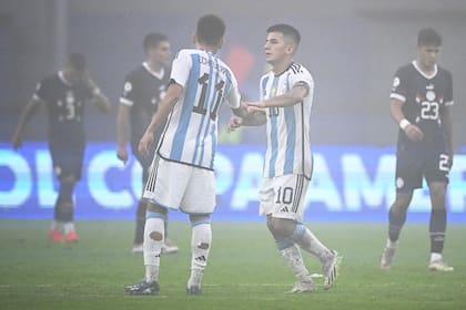 El saludo de Thiago Almada con Claudio Echeverri; Argentina sigue sin convencer