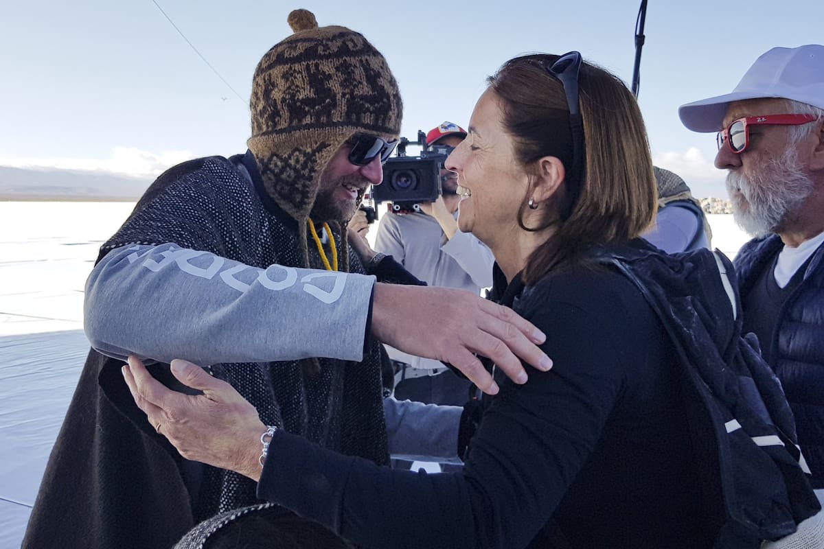 El saludo del artista con la mujer que piloteó el globo