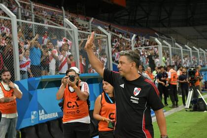 El saludo del DT a los hinchas de River en La Pedrera