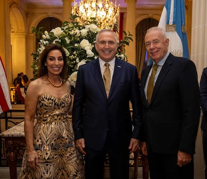 El saludo del embajador de Suiza, Hans-Ruedi Bortis