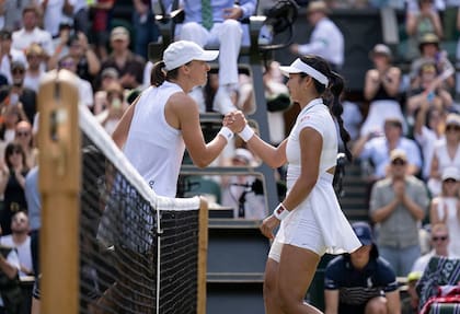 El saludo del final y un resultado sorpresivo: Eala dejó en el camino a una de las favoritas, la polaca Iga Swiatek. Foto: AELTC/Florian Eisele
