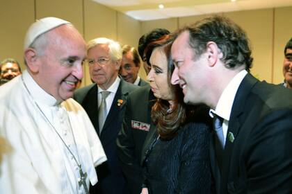 La foto electoral del kirchnerismo. Cuando faltaban dos semanas para las PASO de 2013, Cristina Kirchner viajó con Martín Insaurralde, el candidato del kirchnerismo para esos comicios, a Río de Janeiro para saludar al papa Francisco en uno de sus primeros viajes a la región. A los pocos días, esa imagen se utilizó en afiches para la camapaña electoral. Ese año, Insaurralde fue elegido diputado nacional.
