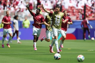 Qatar y Suiza juegan por el Mundial 2026: las primeras llegadas de peligro
