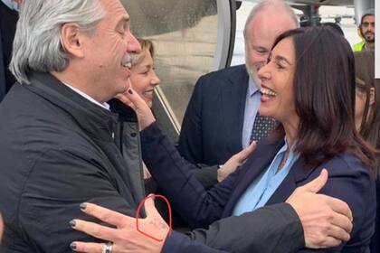 El saludo entre Alberto Fernández y la ministra de Cultura y Deportes Miri Regev.