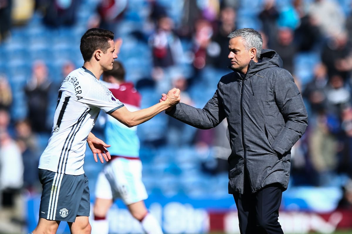 El saludo entre Ander Herrera y José Mourinho en sus tiempos en Manchester United; el futbolista español fue elogioso con el entrenador
