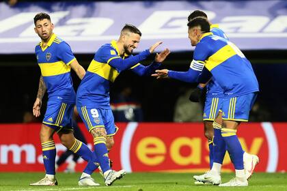 El saludo entre Benedetto y Rojo en el penal que sirvió para superar a Talleres