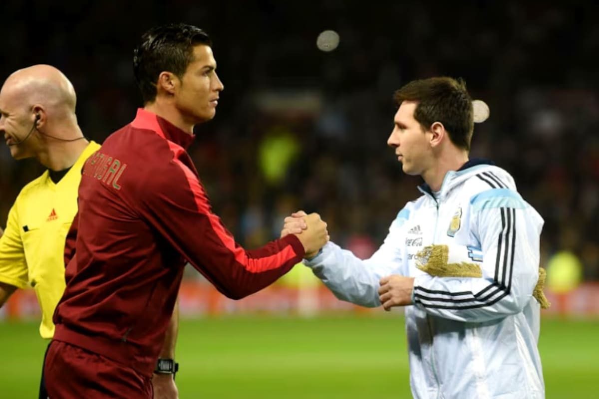 El saludo entre Cristiano Ronaldo y Lionel Messi durante un partido entre la Argentina y Portugal