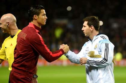 El saludo entre Cristiano Ronaldo y Lionel Messi durante un partido entre la Argentina y Portugal