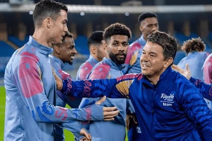El saludo entre Cristiano Ronaldo y Marcelo Gallardo, en el entrenamiento del equipo que dirigirá el argentino ante PSG.