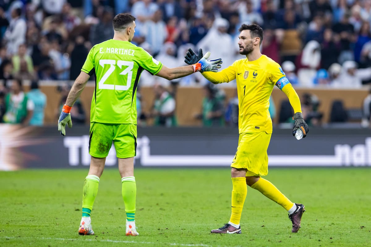 El saludo entre Dibu Martínez y Hugo Lloris antes de la tanda de penales que consagraría a Argentina como campeón del mundo en Qatar 2022