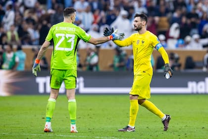 El saludo entre Dibu Martínez y Hugo Lloris antes de la tanda de penales que consagraría a Argentina como campeón del mundo en Qatar 2022