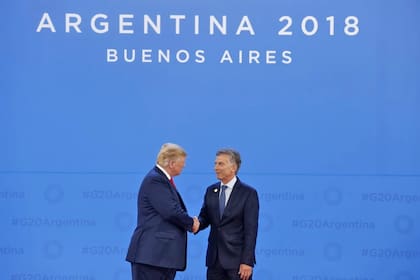 El saludo entre Donald Trunp, presidente de EE.UU. y Mauricio Macri