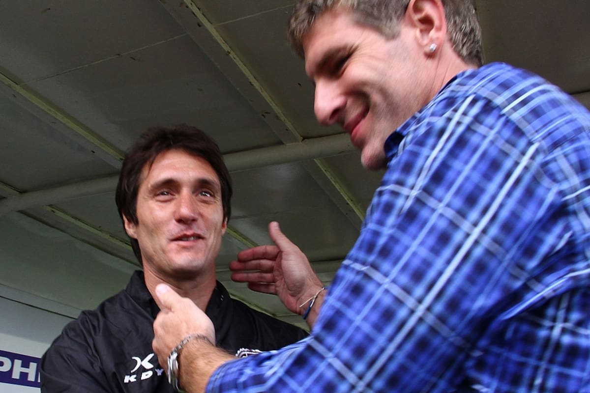 El saludo entre dos amigos: Barros Schelotto y Palermo