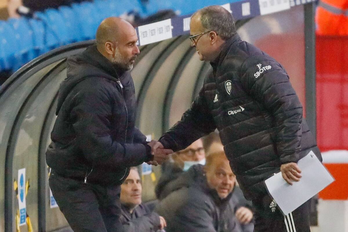 El saludo entre dos entrenadores que se admiran mutuamente: Marcelo Bielsa y Pep Guardiola.