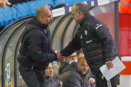 El saludo entre dos entrenadores que se admiran mutuamente: Marcelo Bielsa y Pep Guardiola.