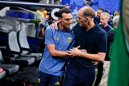 El saludo entre el director técnico Lionel Scaloni, de Argentina, y el director técnico alemán Thomas Tuchel, de Inglaterra.