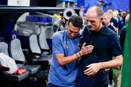 El saludo entre el director técnico Lionel Scaloni, de Argentina, y el director técnico alemán Thomas Tuchel, de Inglaterra