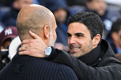 El saludo entre el maestro y su discípulo; desde que son técnicos rivales, Guardiola le ganó Arteta siete de ocho encuentros