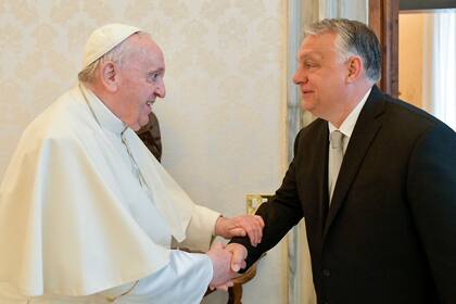 El saludo entre el papa Francisco y el primer ministro húngaro, Viktor Orban
