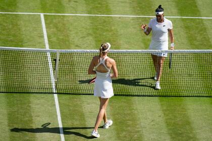 El saludo entre Elena Rybakina y Ons Jabeur en la última final de Wimbledon, en julio pasado, ganada por la primera