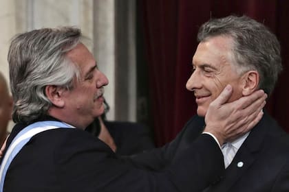 El saludo entre Fernández y Macri