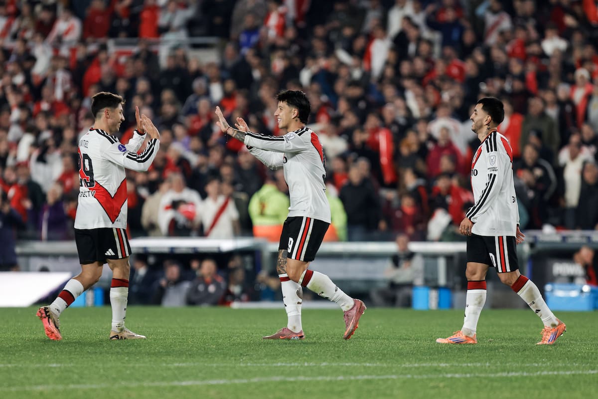 El saludo entre Gonzalo Montiel, el asistidor, y Sebastián Driussi, el goleador ante Independiente Santa Fe; Ángel Correa se suma al festejo