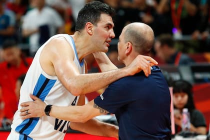 El saludo entre Hernández y Scola después de otro triunfo histórico de la Argentina en el Mundial de China.