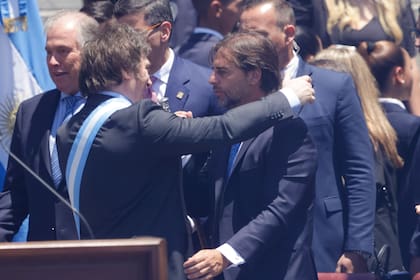 El saludo entre Javier Milei y Luis Lacalle Pou en la asunción del Presidente, en Buenos Aires