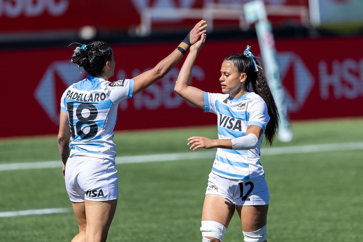 El saludo entre Josefina Padellaro y Cristal Escalante (Photo by Enzo Santos / World Rugby)