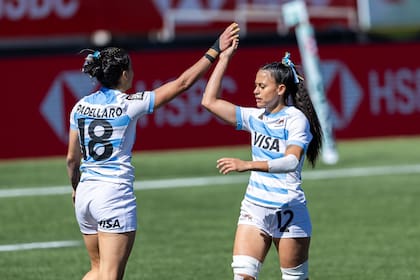 El saludo entre Josefina Padellaro y Cristal Escalante (Photo by Enzo Santos / World Rugby)