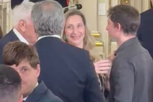 El saludo entre Karina Milei y Santiago Caputo