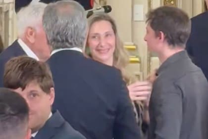 El saludo entre Karina Milei y Santiago Caputo