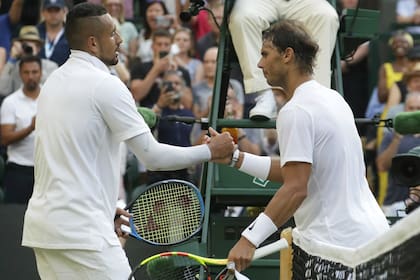 El saludo entre Kyrgios y Nadal; el español se quedó con un duelo picante en el All England