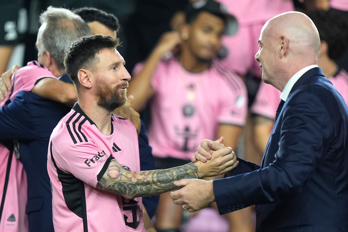 El saludo entre Lionel Messi y el presidente de la FIFA, Gianni Infantino, tras el partido en Fort Lauderdale ante New England Revolution: el argentino anotó tres goles