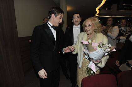 El saludo entre los protagonistas del musical y Mirtha Legrand fue celebrado por todo el público presente