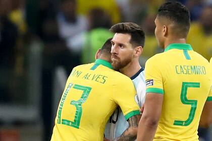 El saludo entre Messi y Dani Alves al finalizar el partido en el Mineirao