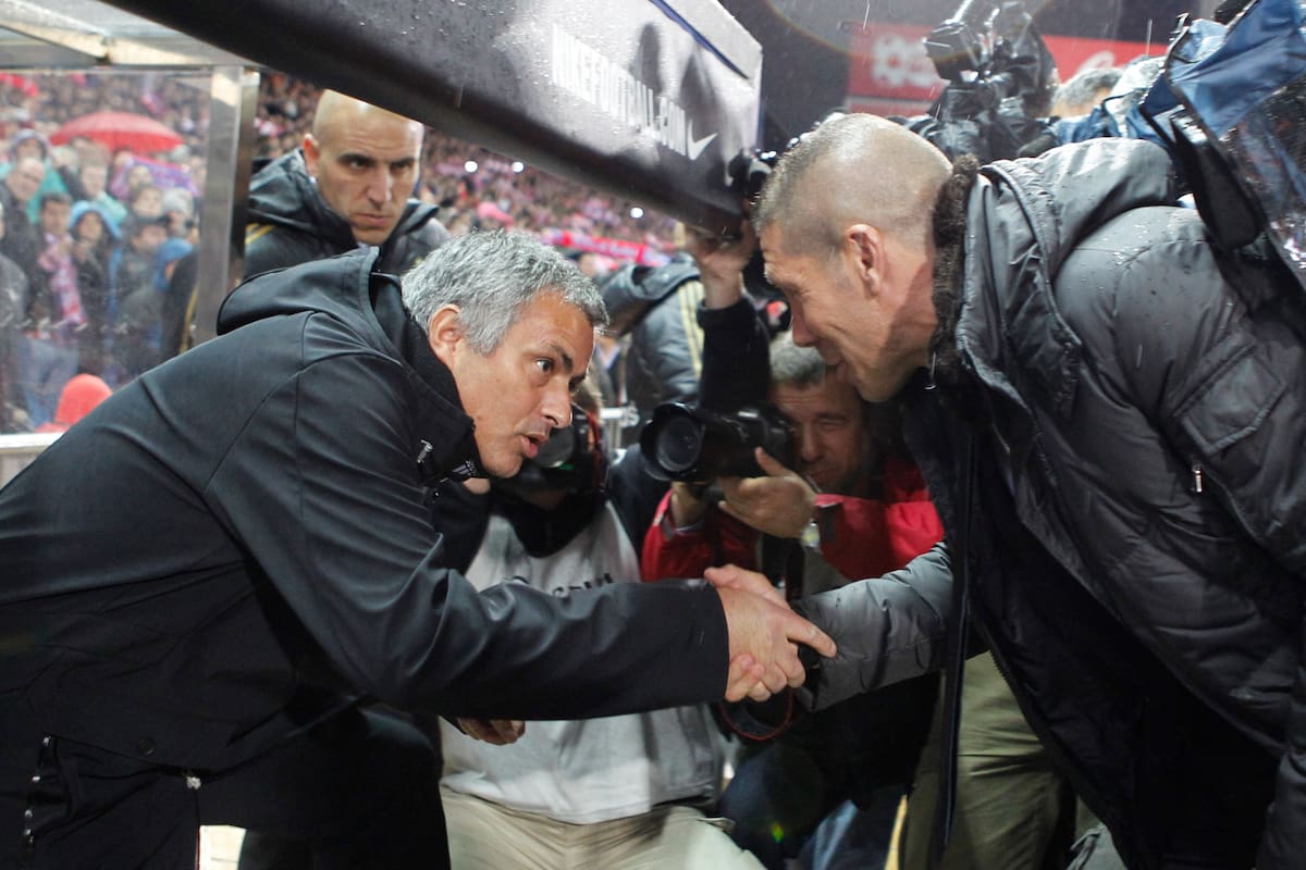 El saludo entre Mourinho y Simeone durante un derbi de 2012