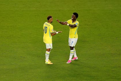 El saludo entre Neymar y Vinicius Junior (Photo by Michael Reaves / GETTY IMAGES NORTH AMERICA / Getty Images via AFP)