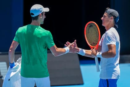 El saludo entre Novak Djokovic y Federico Coria, después de la sesión de práctica que realizaron en el Margaret Court Arena este jueves
