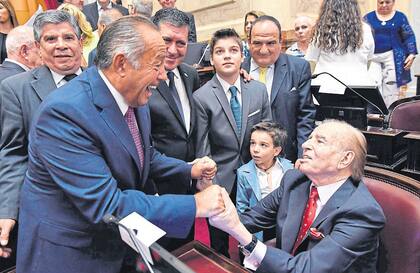 El saludo entre risas de los ex presidentes Rodríguez Saá y Menem