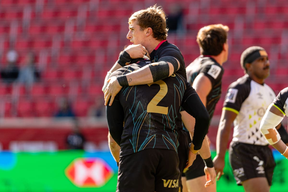 El saludo entre Santiago Vera Feld y Martiniano Arrieta durante el encuentro entre los Pumas 7s y Fiji, en el Seven de Nueva York