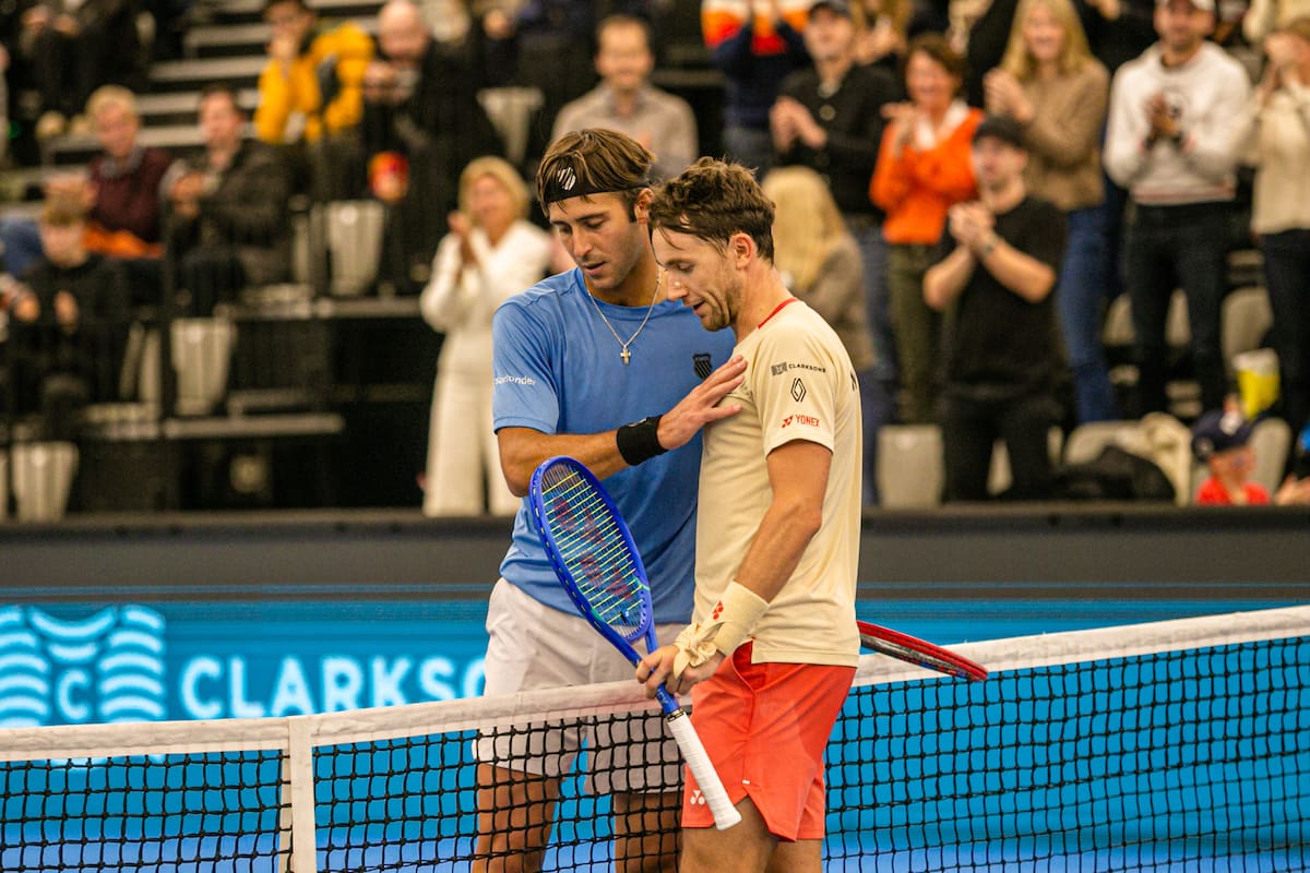 El saludo entre Tomás Etcheverry y Casper Ruud luego de la victoria del noruego