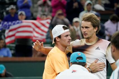 El saludo entre Tommy Paul y Alexander Zverev en Indian Wells.