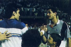 El saludo entre Víctor Pecci, héroe del deporte paraguayo, y el francés Yannick Noah, tras una emblemática victoria guaraní en la Copa Davis, en Asunción, en 1985