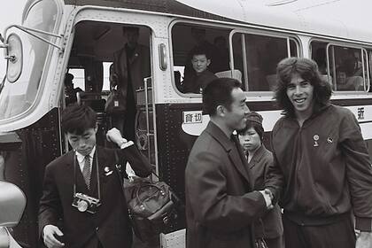 El saludo entre Zhuang Zedong y Glenn Cowan en Nagoya