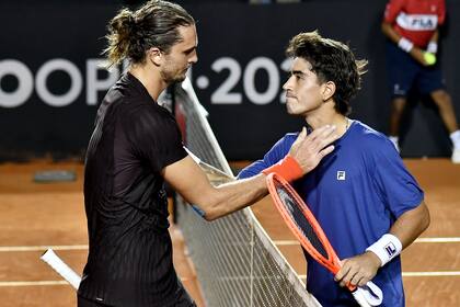 El saludo entre Zverev y Comesaña; el argentino venció al 2° del mundo en Río y avanzó a las semifinales