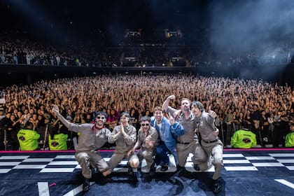 El saludo final, con una selfie multitudinaria