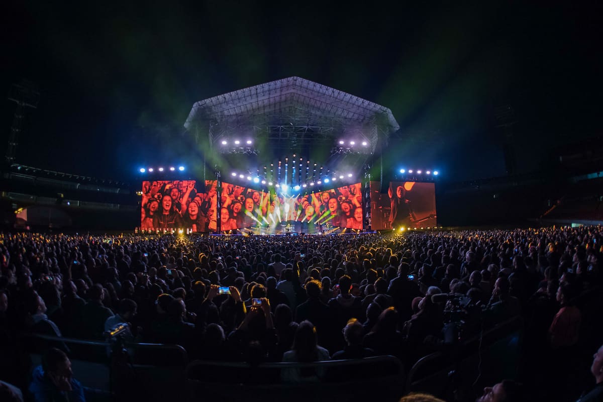 El saludo final de Zeta Bosio y Charly Alberti en El Campín de Bogotá; 40 mil personas vieron el primer show de la gira que llegará al Campo de Polo porteño el 21 y 22 de marzo