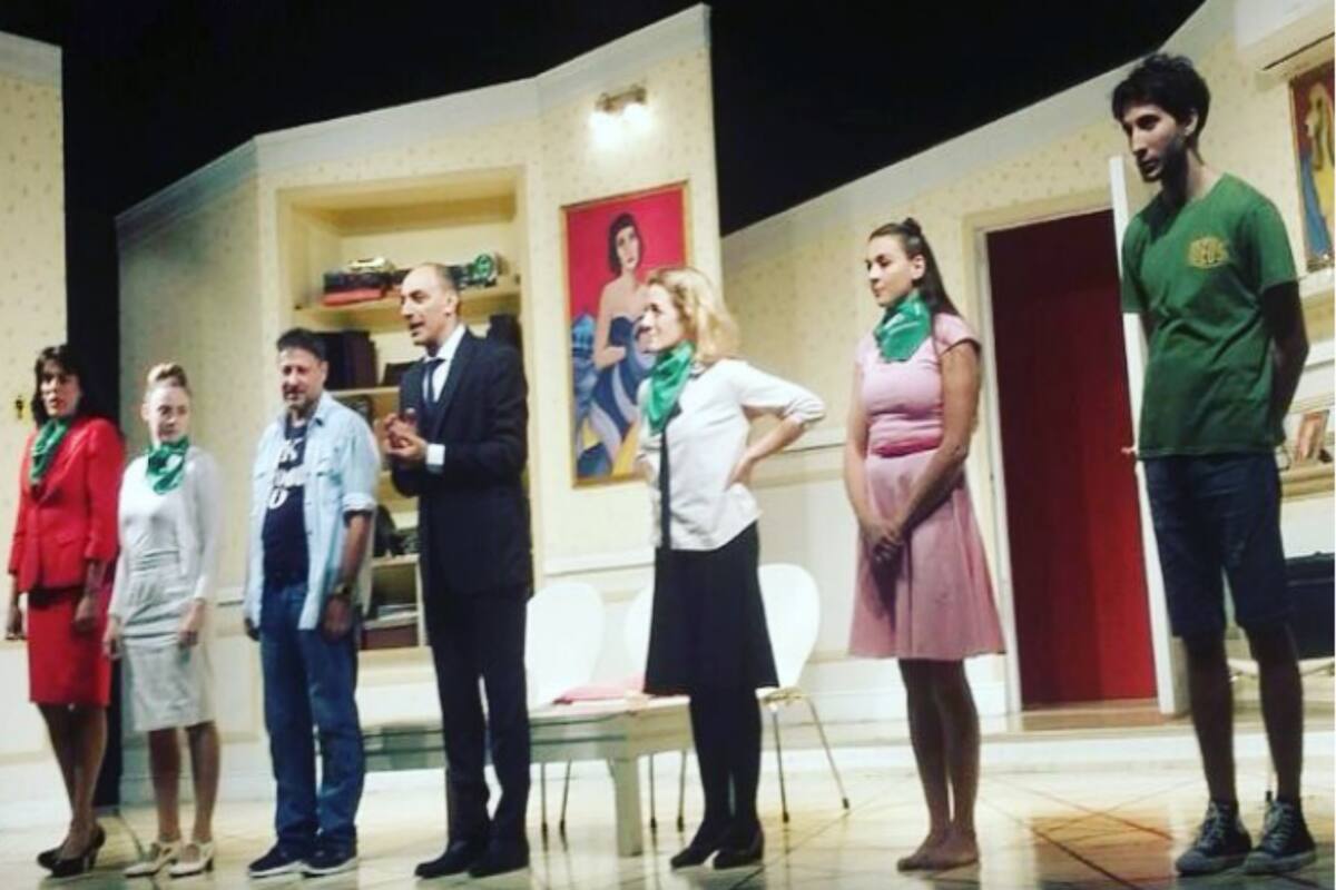 El saludo final del elenco de Toc Toc y las actrices luciendo el pañuelo verde.