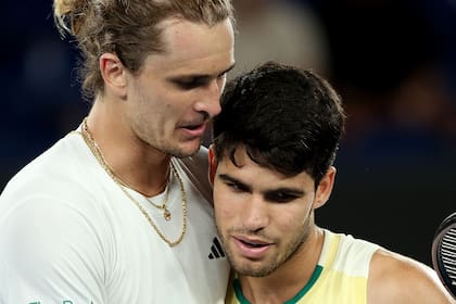 El saludo final entre Alexander Zverev y Carlos Alcaraz tras la victoria del alemán en los cuartos de final del Australian Open